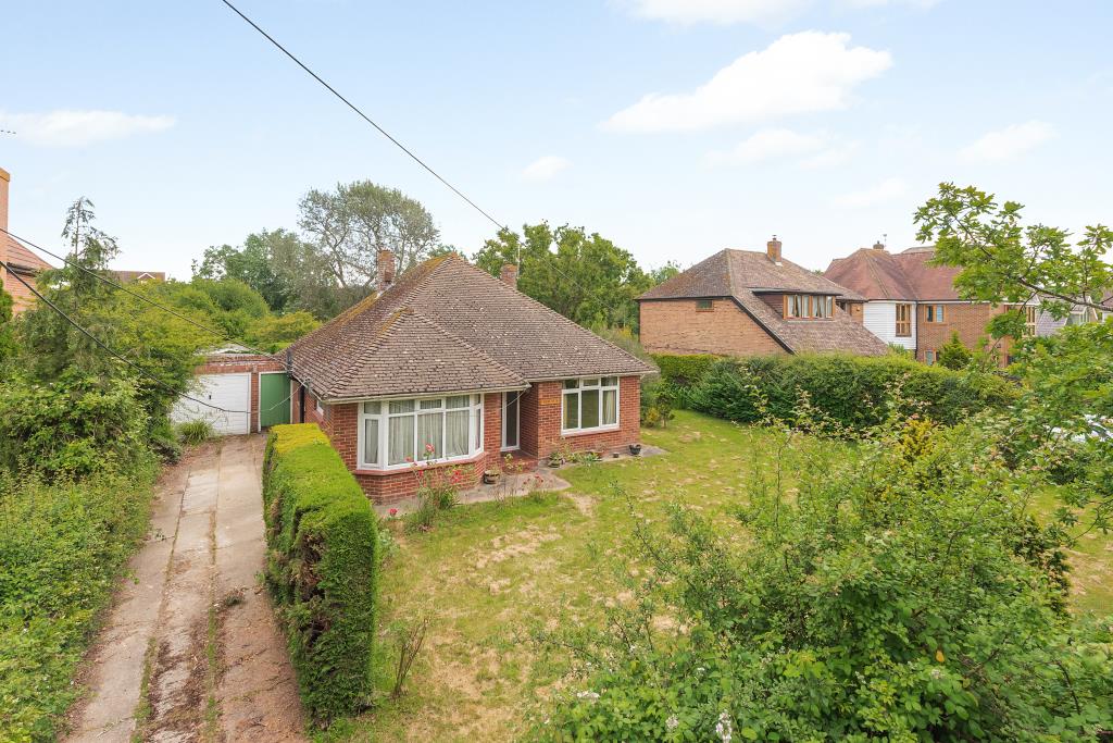 Lot: 123 - BUNGALOW FOR REPAIR IN DESIRABLE LOCATION WITH POTENTIAL FOR REDEVELOPMENT - View from front